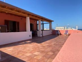 Casa con ampia terrazza vista mare fronte spiaggia Lipari